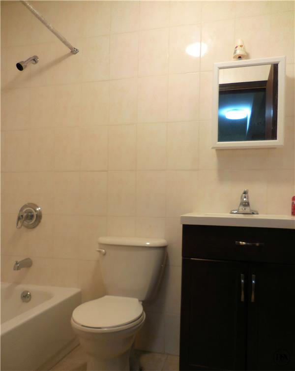 Building Photo - 322 E 4th St