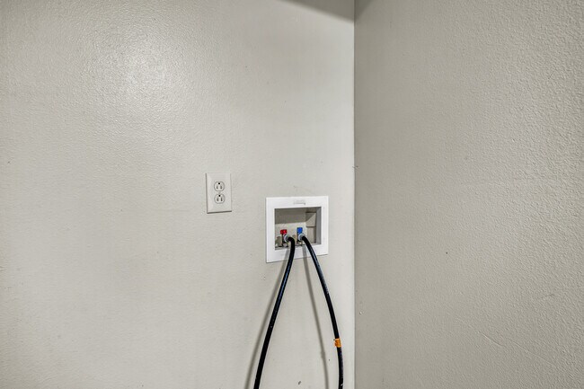 Foto del edificio - 5243 Huntington Dr N