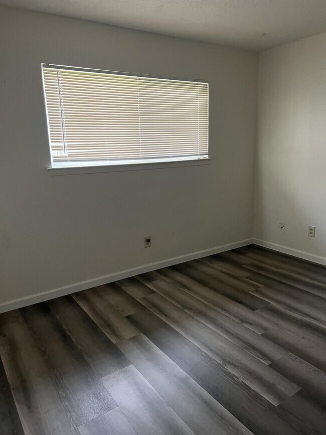Building Photo - 5950 Hilltop Dr