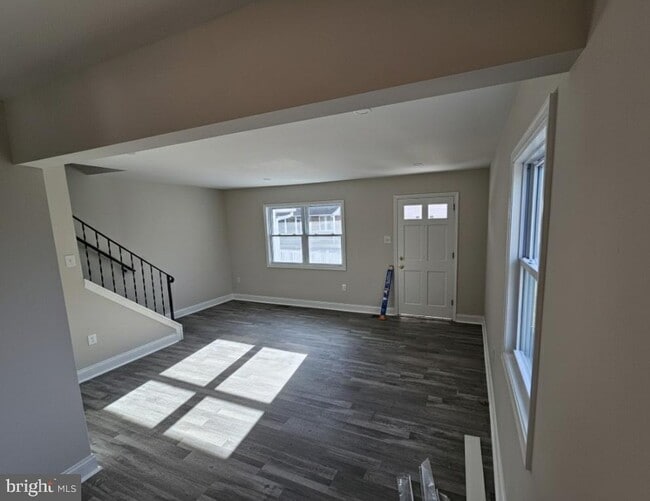 Building Photo - 301 E 4th St