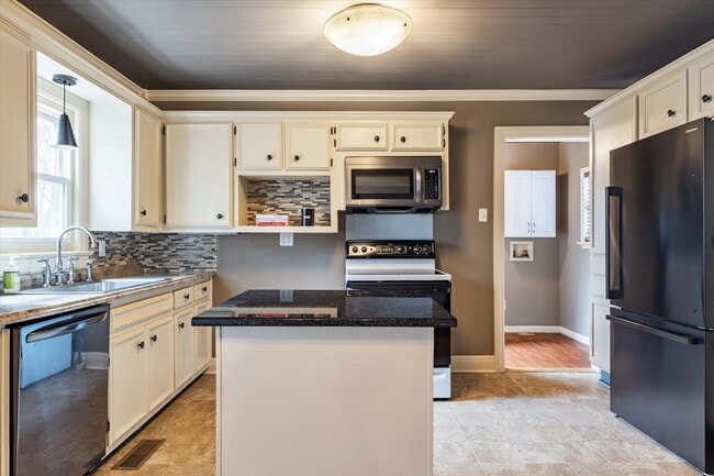 Building Photo - 1707 West Ave