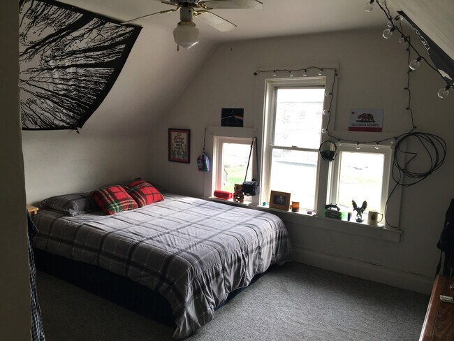 Upstairs Small Bedroom - 483 Poplar St