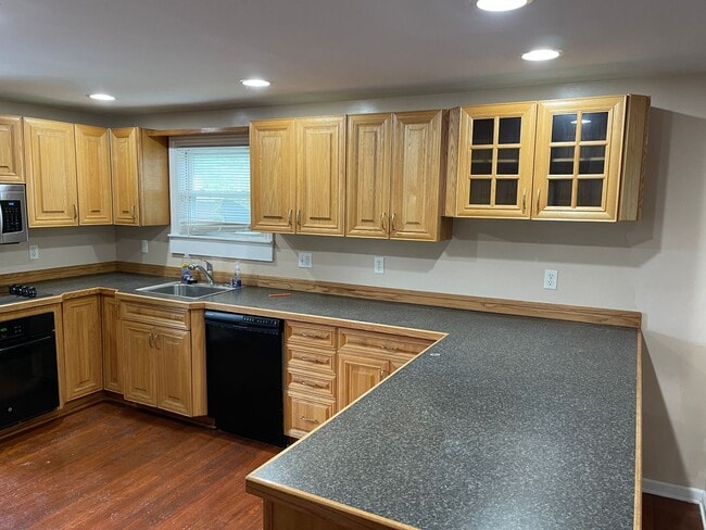 Building Photo - Charming Brick Colonial 4Bds/2.5Ba on larg...