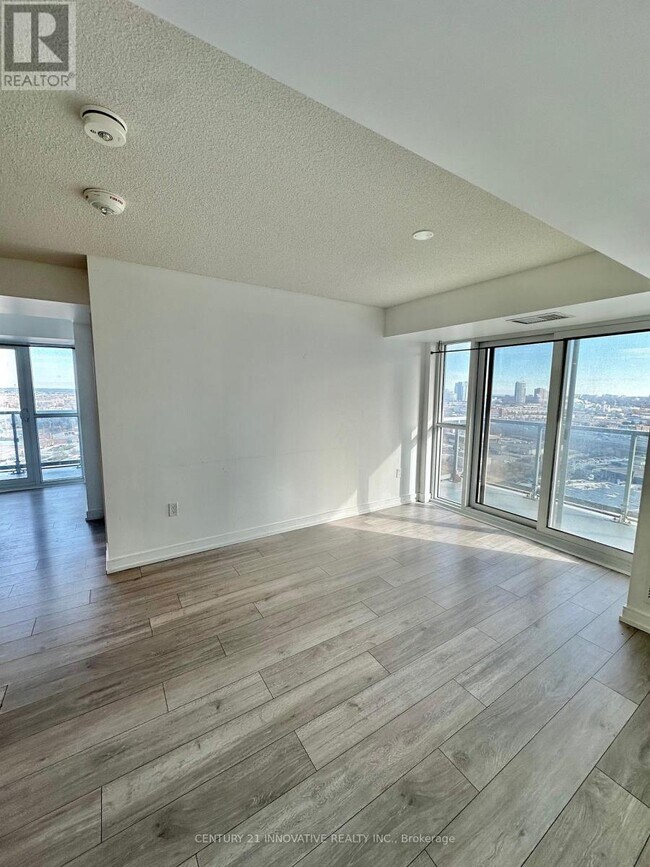 Photo du bâtiment - 225 Village Green Square