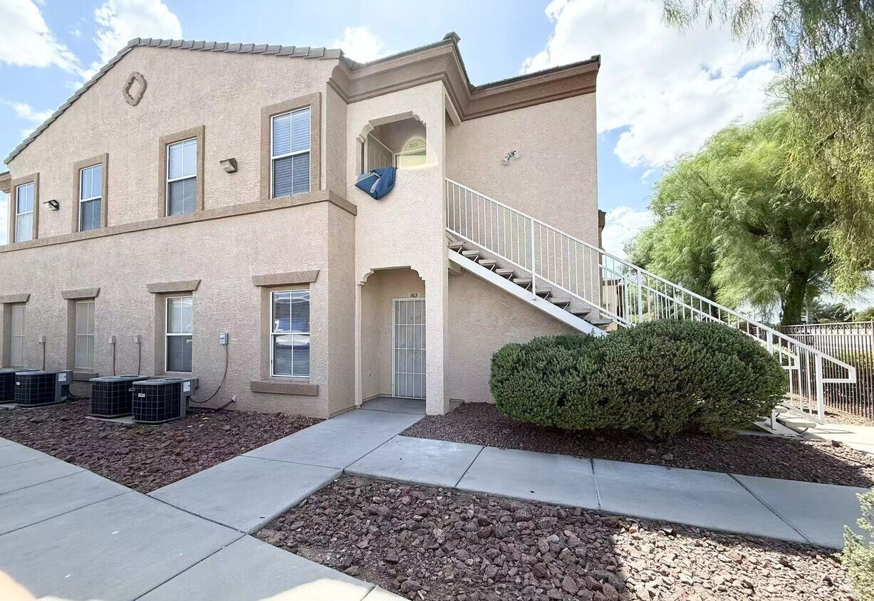 Foto principal - Gated condo boasts 2 bedrooms and 2 bathrooms