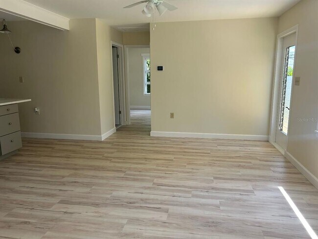 Foto del edificio - 201 Laurel Rd E