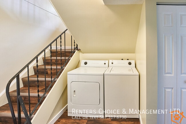 Building Photo - Completely Renovated Townhouse with Off-Street Parking!