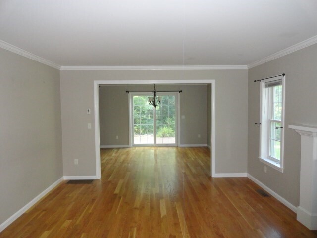 Foto del edificio - 233 Dudley Rd