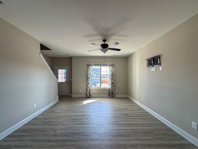 Foto del edificio - Beautiful 4 Bed 3 Bath Home with Easy Access to I-295