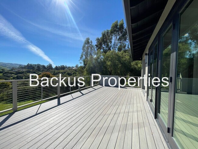 Foto del edificio - Wonderful three bedroom home with great views