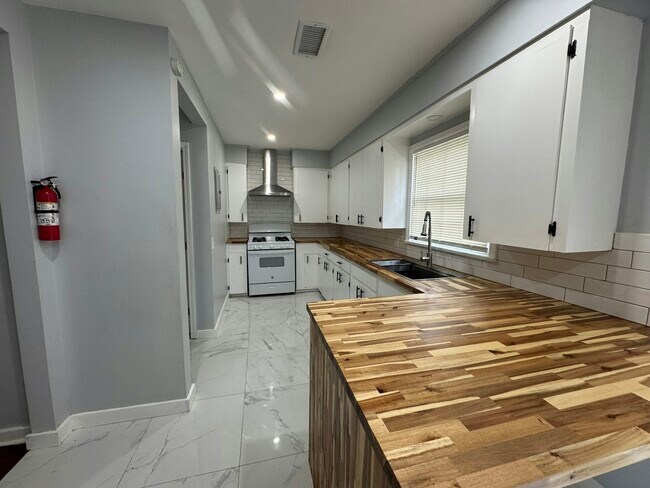 Foto del edificio - 329 Pine Ridge Rd