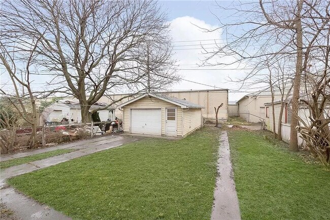 Building Photo - 1209 N Kealing Ave