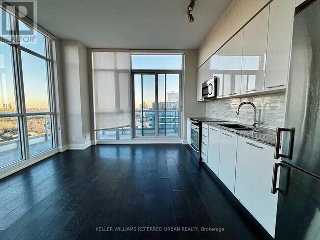 Building Photo - 9471 Yonge St