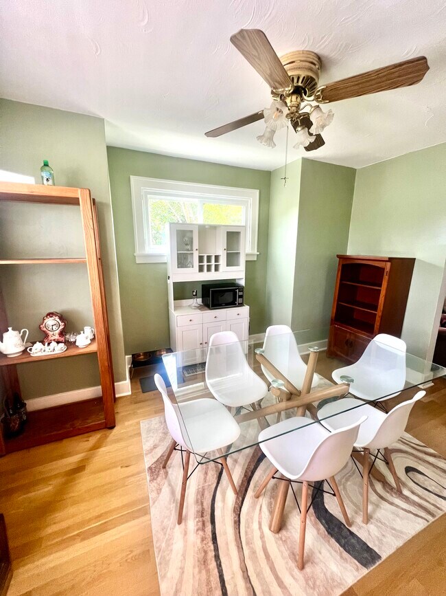 Área de comedor - 149 Montville St