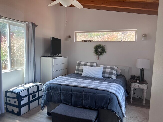 Foto del edificio - 28548 Hell Creek Rd