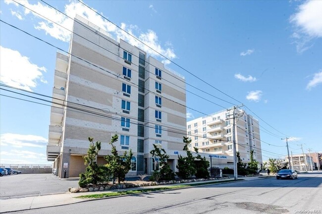Foto del edificio - 440 W Broadway