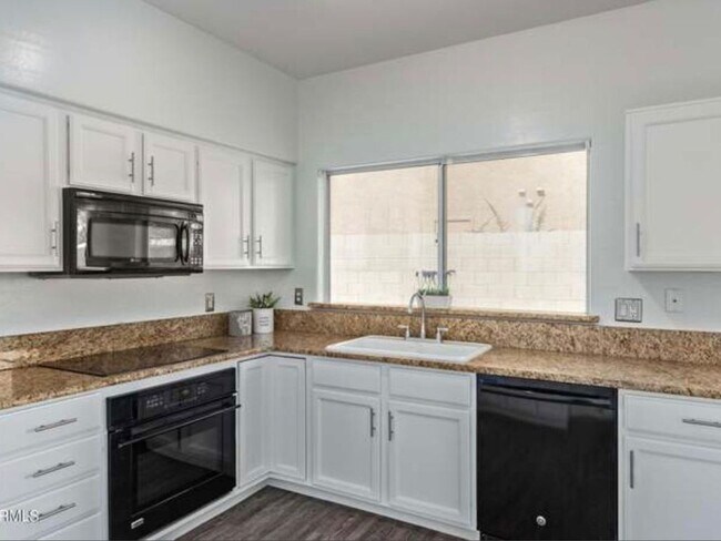 Foto del edificio - 4 Bedroom Single Family Home in Phoenix