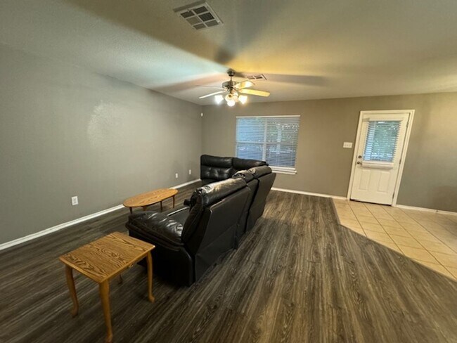 Building Photo - Nice 3 bedroom 2 Bath One Story Home