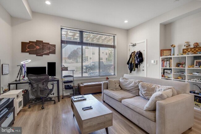 Building Photo - 385 Martin St