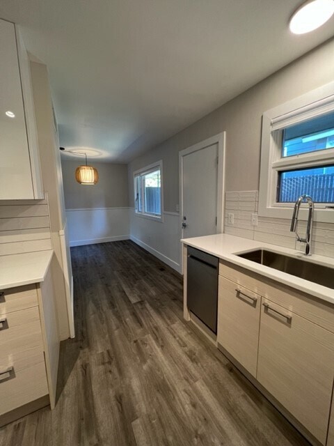Dining area with screen door to fenced patio - 117 E 16th Ave