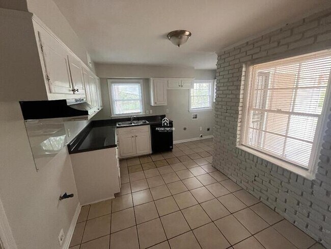 Building Photo - 3084 Dewitt Cove