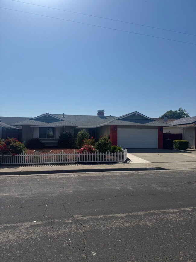 Building Photo - Charming 4 bedrooms and 2 full bathrooms L...