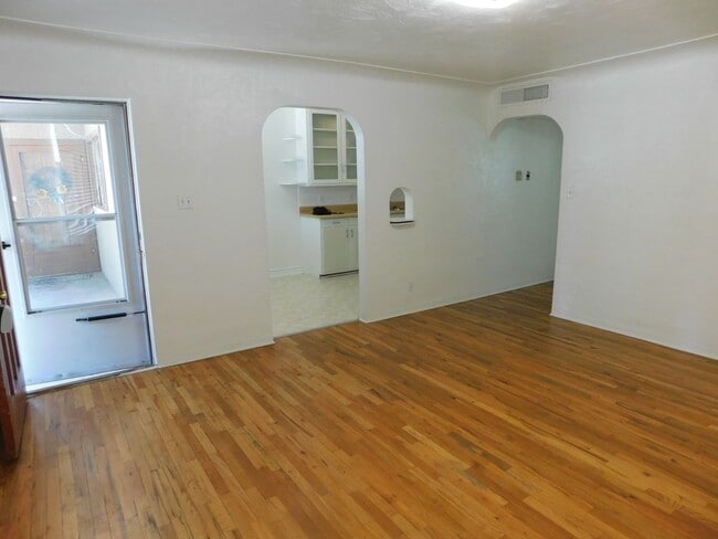 Building Photo - Walking Distance CMU/St Mary's