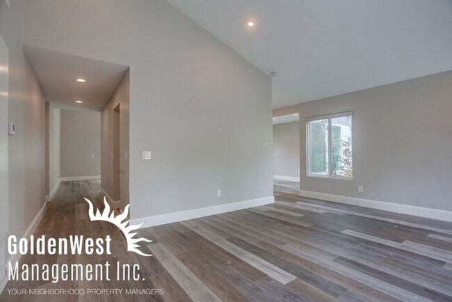 Building Photo - Modern Single Story 3Bdm 2Ba Home in Beaut...