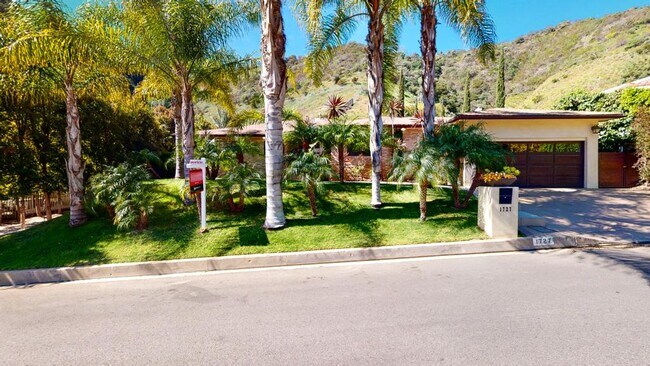 Building Photo - 1727 San Ysidro Dr