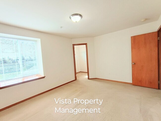 Foto del edificio - 2 Bedroom 2.5 bath BIG Townhouse with garage - minutes from JBLM East Gate