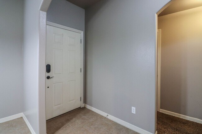 Foto del edificio - New vinyl plank in bedrooms, hall, new paint, new heat & air conditioning system 2025, large livi...
