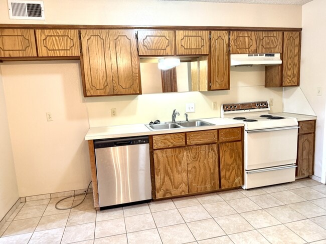 Building Photo - 2302 Shenandoah Dr