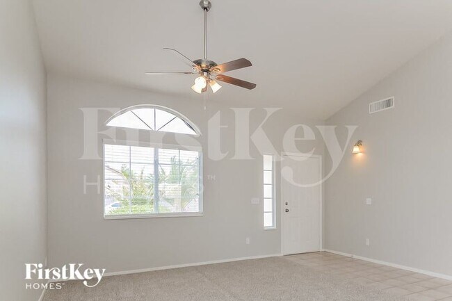 Foto del edificio - 127 E Tamarack Dr