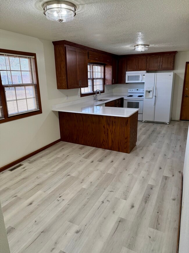 Building Photo - 111 W Golf Ave