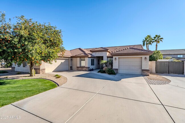 Building Photo - 3121 E Hackamore St
