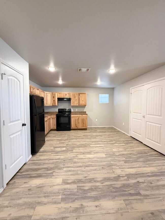 Building Photo - 1520 E 13th St