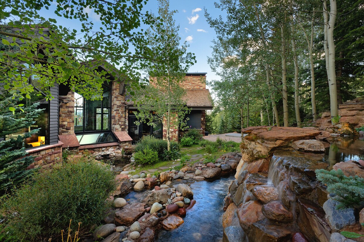 Primary Photo - 530 Divide Dr