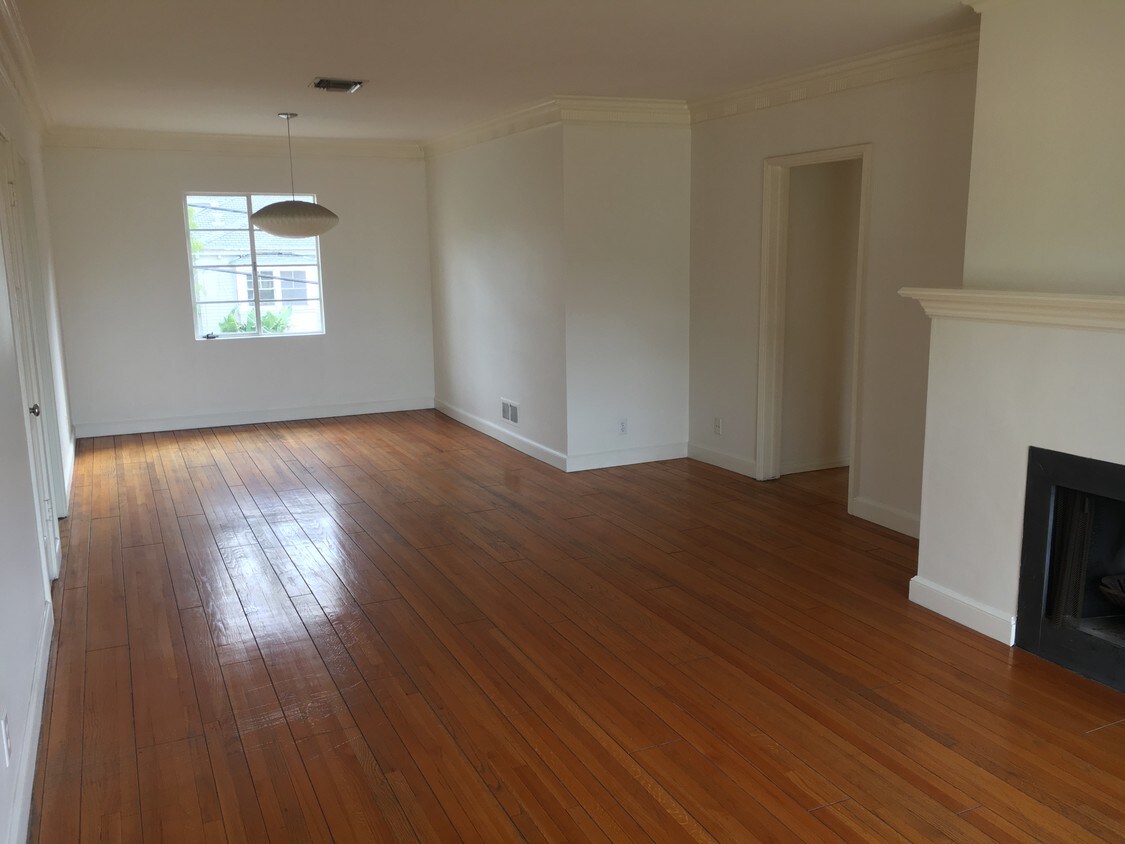 Living room - 1346 N Crescent Heights Blvd