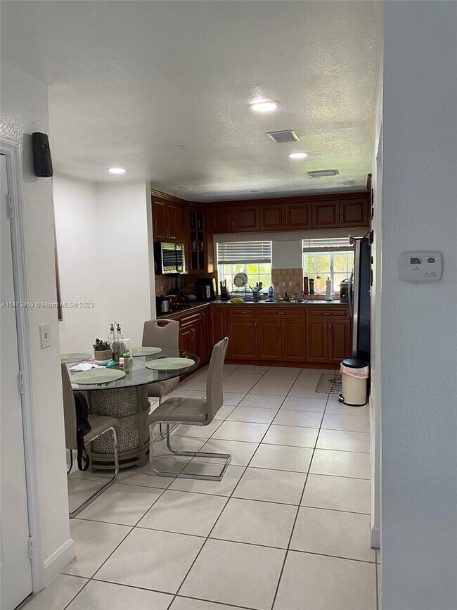 Foto del edificio - 2860 W 80th St