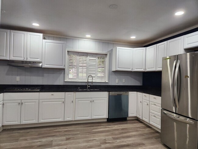 Foto del edificio - 2 Bedroom 2.5 Bath Home MINS FROM LENOX SQUARE MALL!