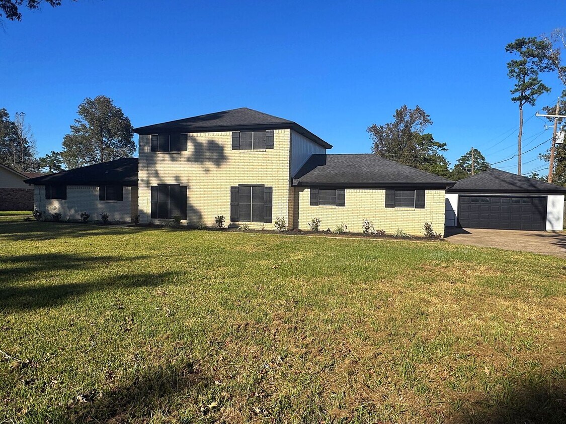 Foto principal - 310 W Pineshadows Dr