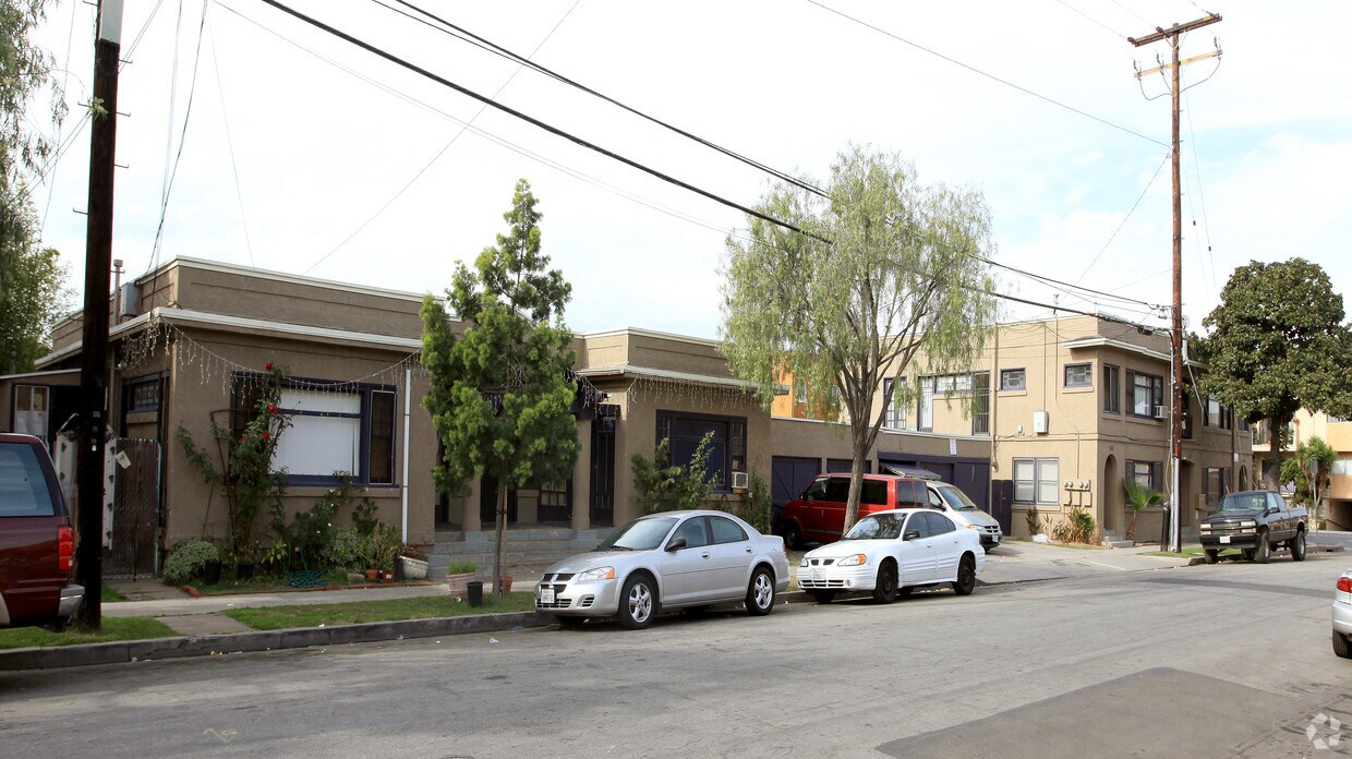 Building Photo - 635-659 E Almond Ave