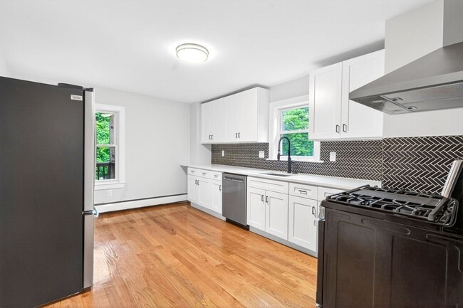 Photo - Amazing 3 bed 1.5 bath in Somerville..... House