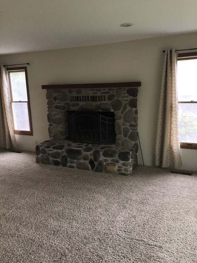 Building Photo - 3BD 2BTH - 2Car Garage, Fenced Yard, Centr...