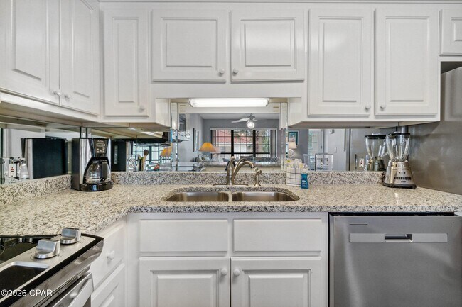 Foto del edificio - 17462 Front Beach Rd