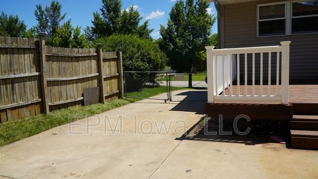 Foto del edificio - 82 W Post Rd NW