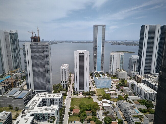 Foto del edificio - 600 NE 27th St