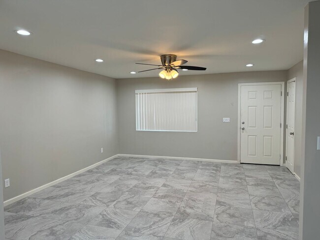 Building Photo - Single story home 3 bedrooms 1 bath, No HOA