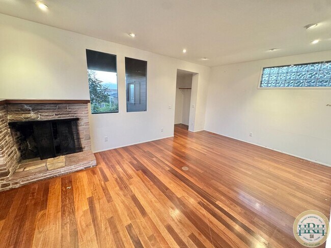 Foto del edificio - Tranquil & Spacious 2 BR|1 BA Condo in the Central Richmond District
