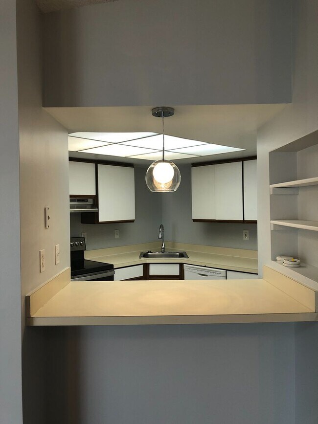 Foto del edificio - Highly desired unit located in Greenbrier ...